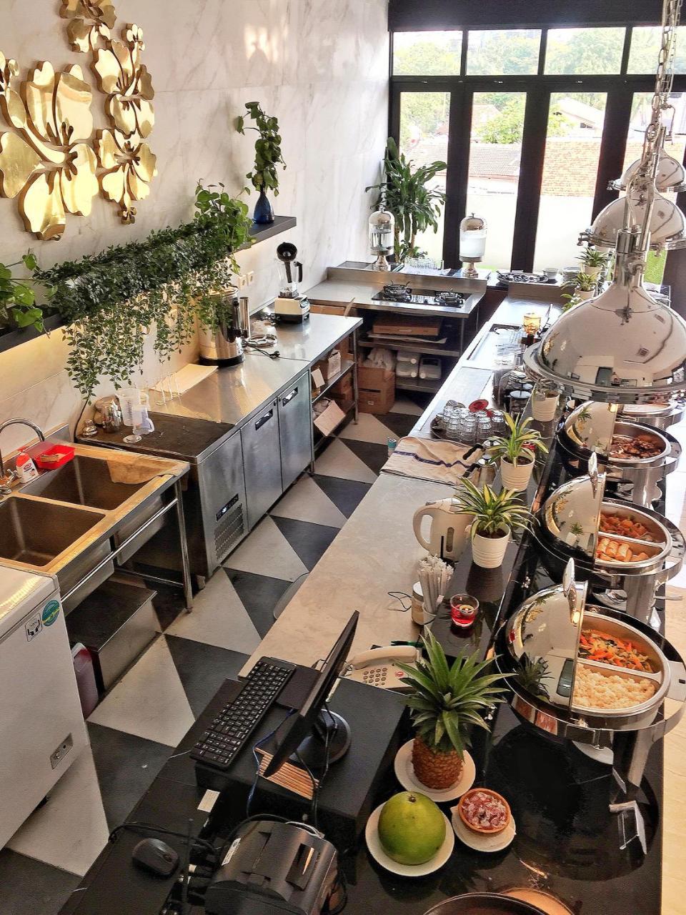 Eightin Hotel Sudirman Jakarta Buitenkant foto