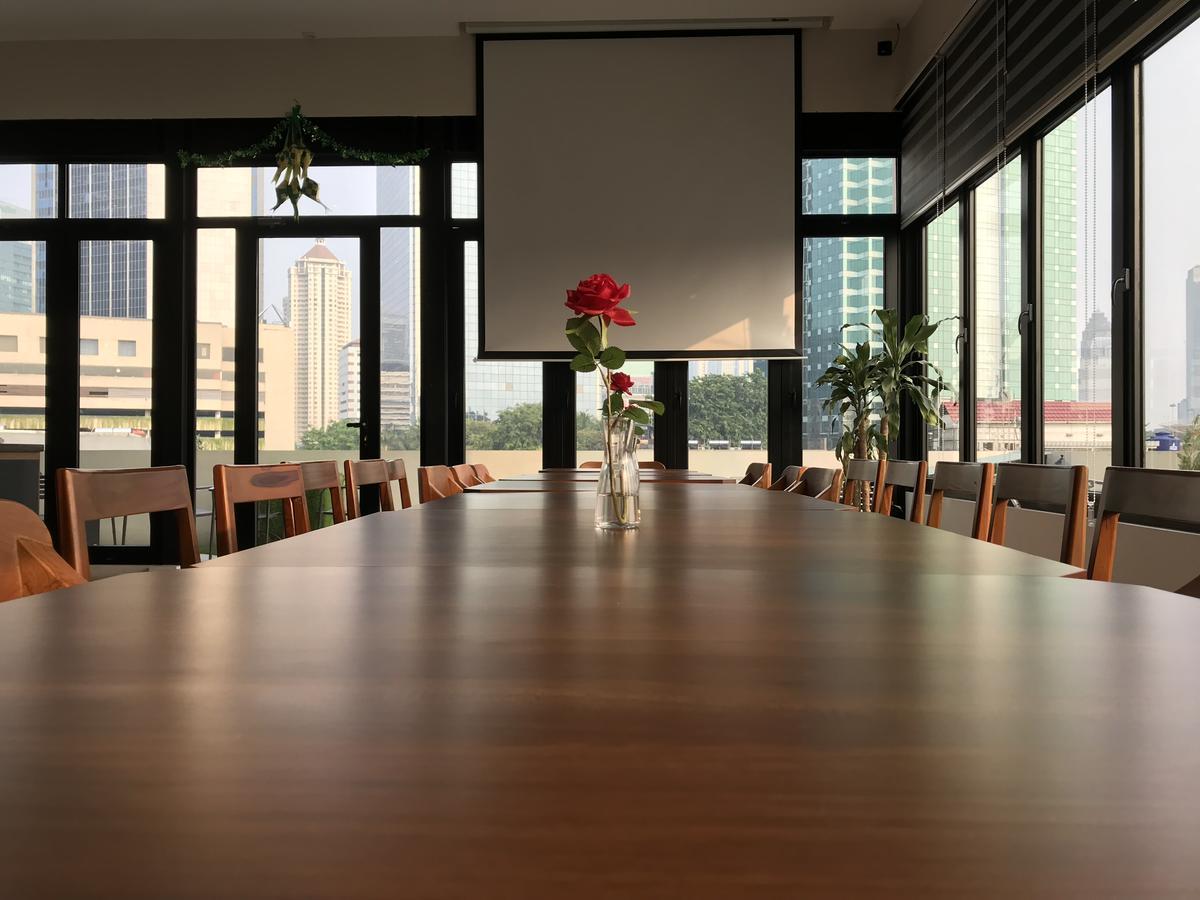 Eightin Hotel Sudirman Jakarta Buitenkant foto